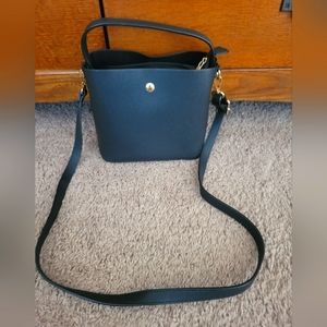 Bucket bag convertible